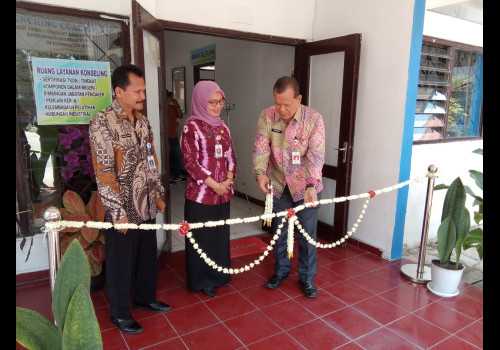Tingkatkan Penggunaan Produk Dalam Negeri, Disperinaker Kendal Resmikan Coaching Clinik