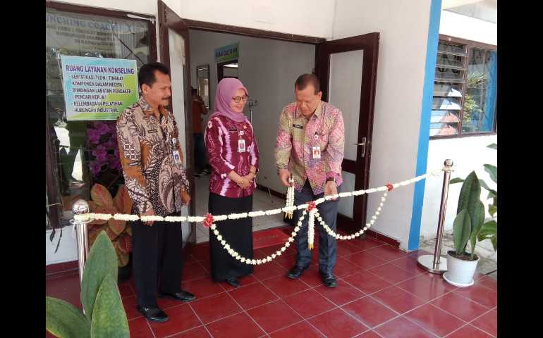 Tingkatkan Penggunaan Produk Dalam Negeri, Disperinaker Kendal Resmikan Coaching Clinik