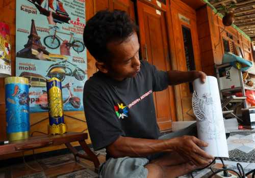 Omzet UMKM Lampu Hias Rembang Melesat Berkat Program Lapak Ganjar