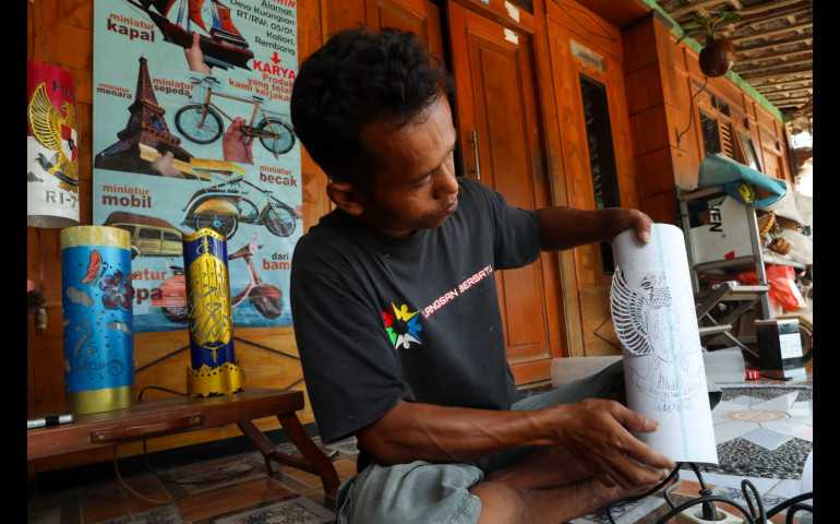 Omzet UMKM Lampu Hias Rembang Melesat Berkat Program Lapak Ganjar