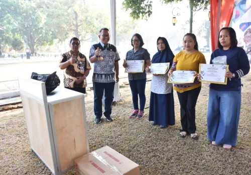 25 Perempuan Rawan Sosial Ekonomi Terima Bantuan Peralatan Memasak