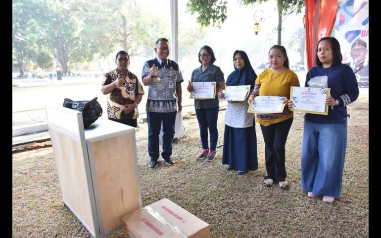 25 Perempuan Rawan Sosial Ekonomi Terima Bantuan Peralatan Memasak