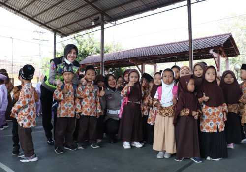 Gandeng Siswa TK, Satlantas Polres Kendal Gelar Polsanak ; Tanamkan Tertib Lalu Lintas Sejak Dini
