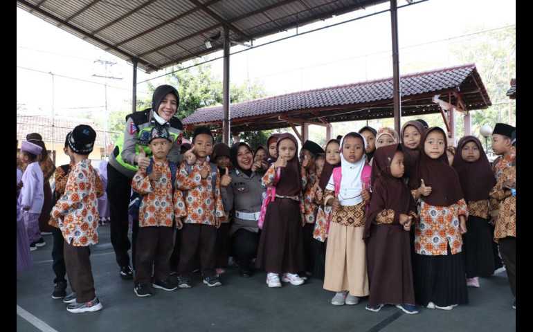 Gandeng Siswa TK, Satlantas Polres Kendal Gelar Polsanak ; Tanamkan Tertib Lalu Lintas Sejak Dini