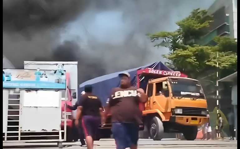 Kebakaran di Lingkungan Kantor White Coffe Semarang, Delapan Truk Ludes