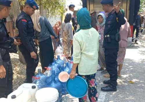 Satbrimob Polda Jateng Salurkan Bantuan 20.000 Liter Air Bersih