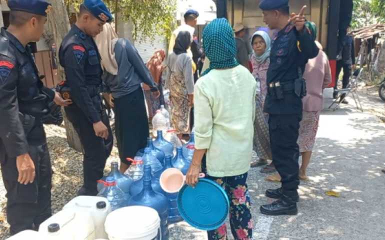 Satbrimob Polda Jateng Salurkan Bantuan 20.000 Liter Air Bersih
