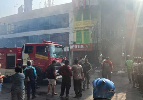 Ruko Tiga Lantai Terbakar di Semarang
