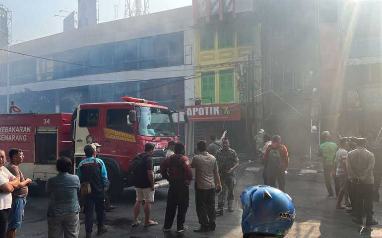 Ruko Tiga Lantai Terbakar di Semarang