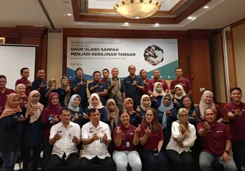 Tumbuhkan Ekonomi Kreatif, Patra Jasa Gandeng Warga Wonotingal Semarang Manfaatkan Limbah Sampah