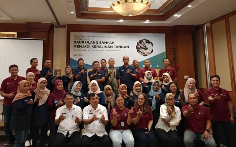 Tumbuhkan Ekonomi Kreatif, Patra Jasa Gandeng Warga Wonotingal Semarang Manfaatkan Limbah Sampah
