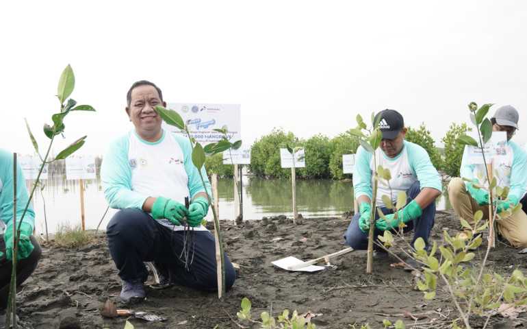 Komitmen Lestarikan Lingkungan, Pertamina Patra Niaga Lakukan Penanaman 10.300 Tanaman Laut di Pantai Tirang Semarang