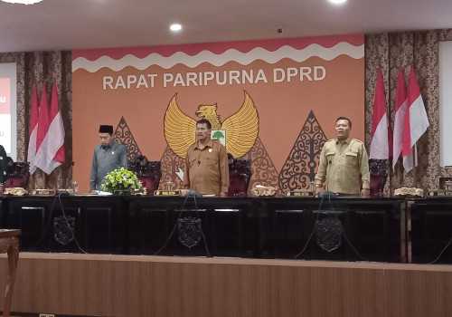 Paripurna DPRD Kendal, Wakil Bupati Windu Tanda Tangani Berita Acara Persetujuan Bersama Raperda Tahun 2023