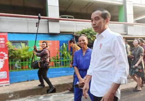 Presiden Jokowi Tinjau Harga Beras di Pasar Mester Jatinegara