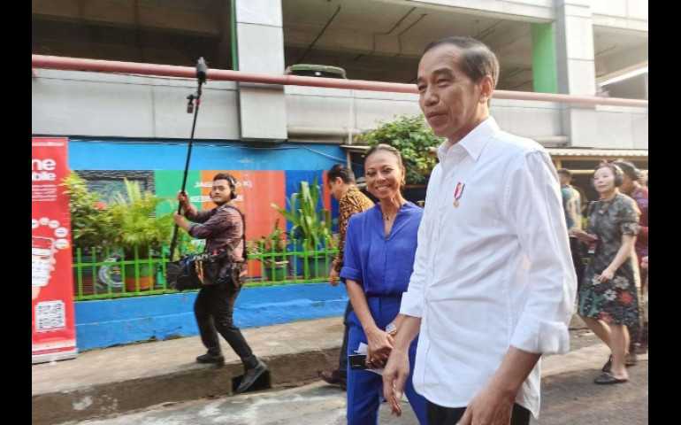 Presiden Jokowi Tinjau Harga Beras di Pasar Mester Jatinegara
