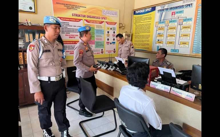 Kompol Surismanto bersama AKP Agus Wibowo Cek Pelayanan Publik di Polres Kendal