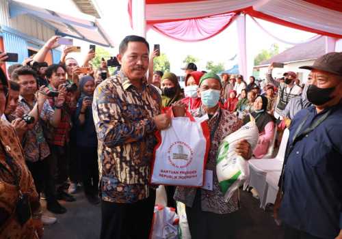 Senangnya Warga Sukoharjo Dapat Bantuan Beras