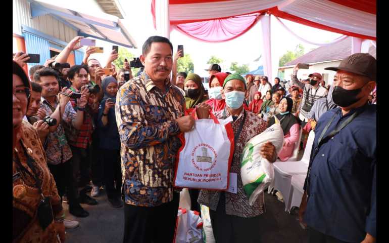 Senangnya Warga Sukoharjo Dapat Bantuan Beras