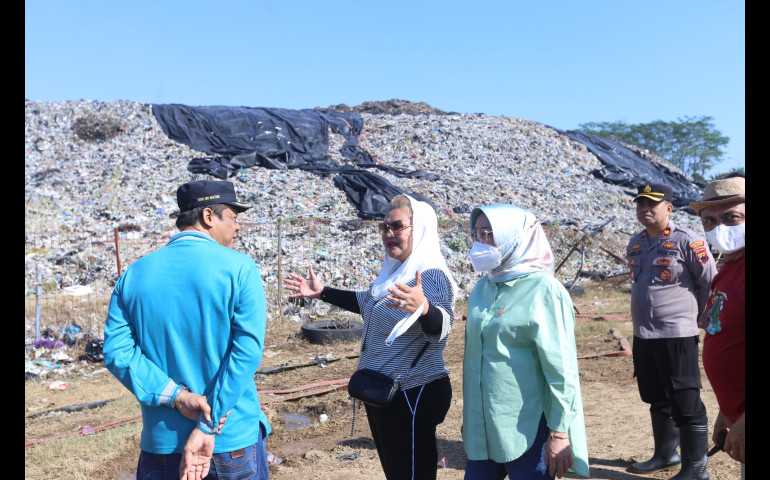 Kembali, Wali Kota Semarang Terus Upayakan Pemadaman Kebakaran di TPA Jatibarang Menggunakan Water Bomb