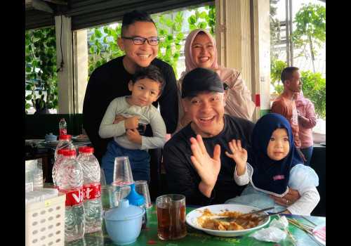 Pagi di Bandung, Ganjar Santap Kupat Tahu Gempol Bareng Driver Ojol dan Menyapa Warga