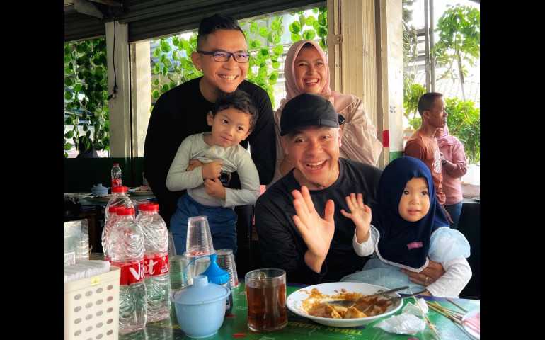 Pagi di Bandung, Ganjar Santap Kupat Tahu Gempol Bareng Driver Ojol dan Menyapa Warga