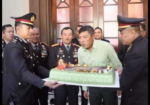 Kapolda Jateng Irjen Pol Ahmad Luthfi Berikan Kejutan kepada Pangdam IV Diponegoro pada Peringatan HUT TNI ke 78