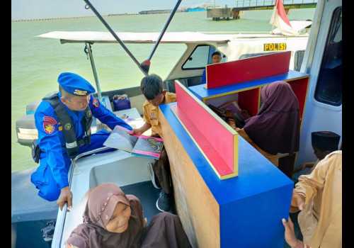 Tingkatkan Minat Baca, Satpolairud Polres Kendal, Kenalkan Perpustakaan Apung kepada Anak Usia Dini