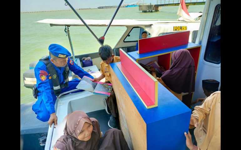 Tingkatkan Minat Baca, Satpolairud Polres Kendal, Kenalkan Perpustakaan Apung kepada Anak Usia Dini