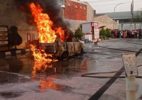 Mobil Mini Bus Terbakar di SPBU Ringinarum Usai Mengisi BBM Pertalite