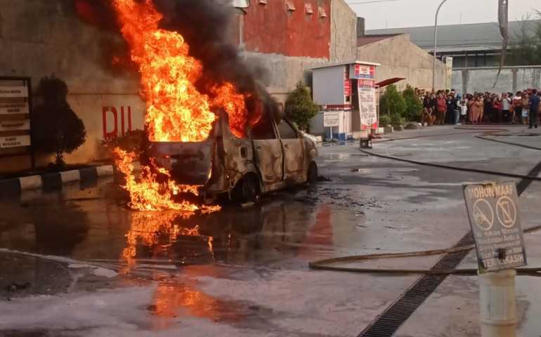 Mobil Mini Bus Terbakar di SPBU Ringinarum Usai Mengisi BBM Pertalite