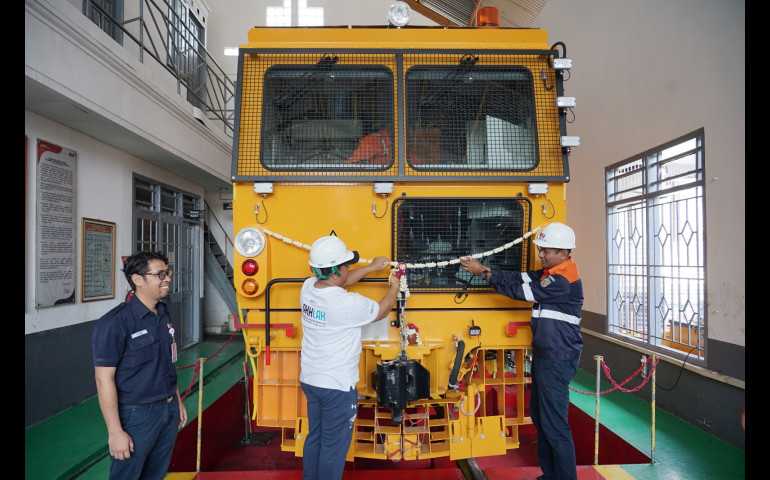 Tingkatkan Keandalan Prasarana, KAI Daop 4 Resmikan Mesin Pemeliharaan Jalan Rel Multi Tie Tamper
