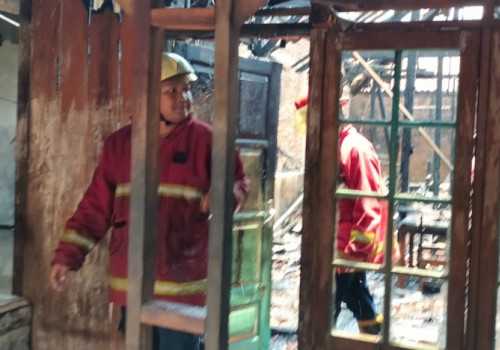 Rumah Milik Mutaqin Warga Gayaman Kendal Ludes dilalap si Jago Merah