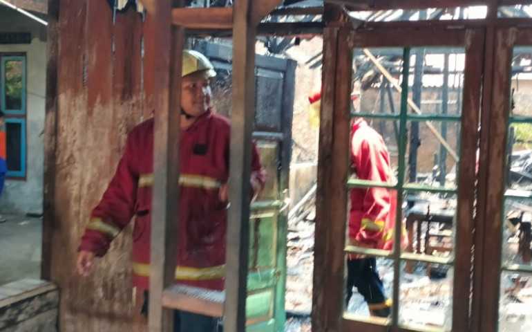 Rumah Milik Mutaqin Warga Gayaman Kendal Ludes dilalap si Jago Merah