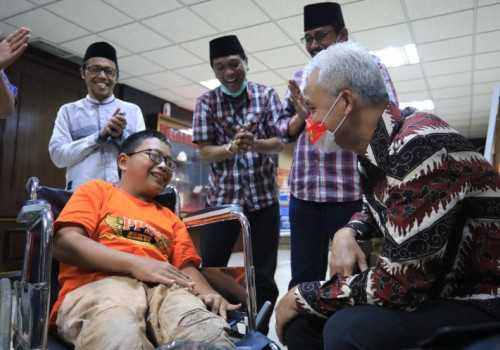 Rohman Penghafal Alquran Dapat Kursi Roda Elektrik