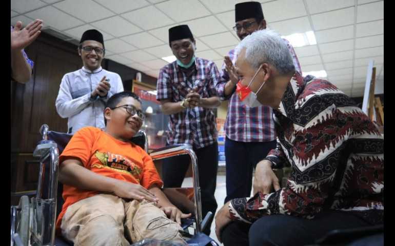Rohman Penghafal Alquran Dapat Kursi Roda Elektrik