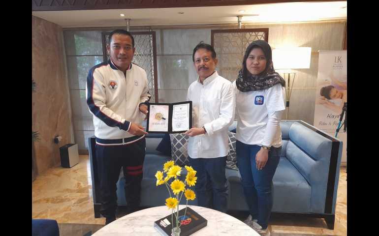 Kemenpora Berikan Penghargaan kepad Ketua PWI Jateng Amir Machmud ; Kategori Wartawan Olahraga Berprestasi