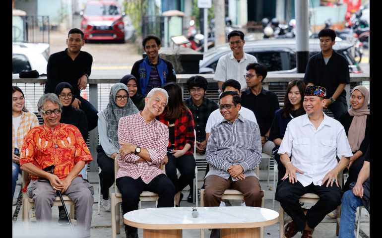 Politik Sedang Tegang, Ganjar-Mahfud Malah Guyon Bareng Komika dan Budayawan
