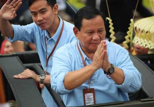 Prabowo-Gibran Daftar ke KPU Pakai Baju Biru