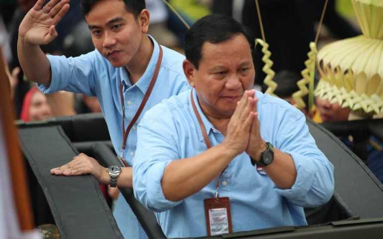 Prabowo-Gibran Daftar ke KPU Pakai Baju Biru