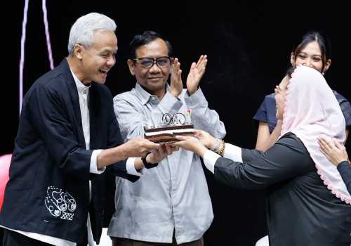 Yenny Beri Kue pada Ganjar : Selamat Ulang Tahun Presiden