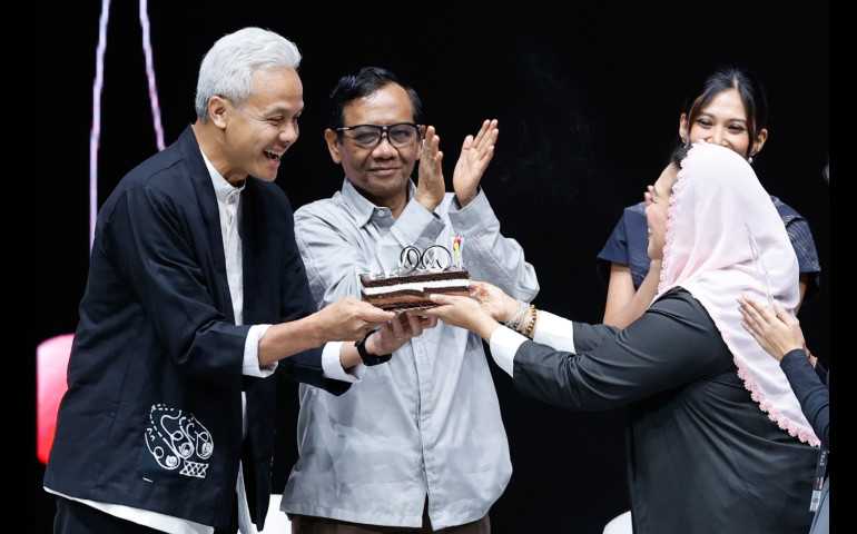 Yenny Beri Kue pada Ganjar : Selamat Ulang Tahun Presiden