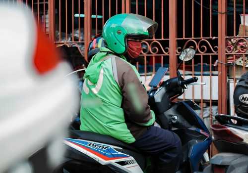 Lebatnya Hujan Berhasil Ditangkis Driver Ojek Online Menggunakan Indosat