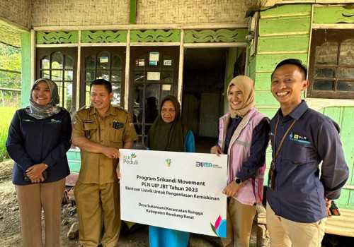 PLN Srikandi Movement Pasang Listrik Gratis Warga Kurang Mampu di Sekitar Proyek PLTA Cisokan