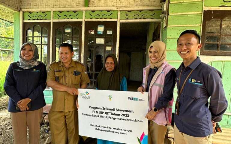 PLN Srikandi Movement Pasang Listrik Gratis Warga Kurang Mampu di Sekitar Proyek PLTA Cisokan