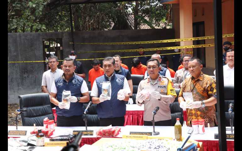 Bareskrim Bongkar Peredaran Gelap Narkoba Modus Keripik Pisang