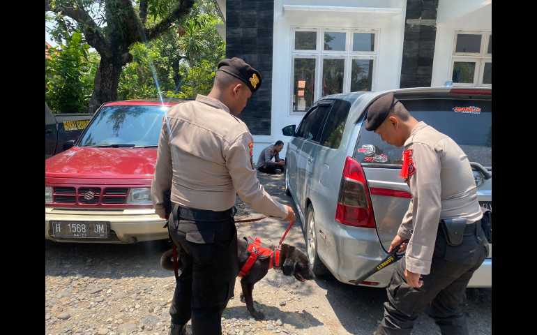 Polres Kendal Kerahkan Anjing Pelacak dan Metal Detector Jelang Pemilu 2024