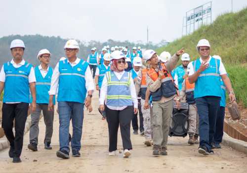 Komitmen Transisi ke Energi Hijau, Direksi PLN Dampingi BPKP Tinjau Langsung PLTS Terapung Cirata