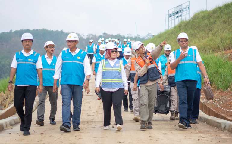 Komitmen Transisi ke Energi Hijau, Direksi PLN Dampingi BPKP Tinjau Langsung PLTS Terapung Cirata