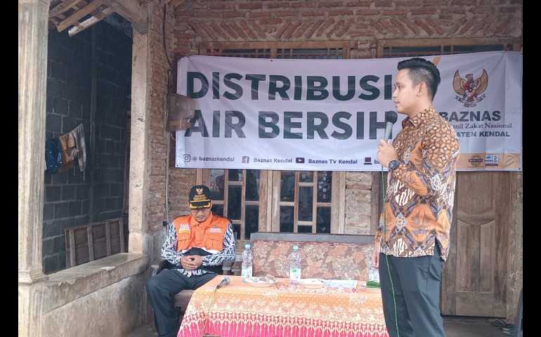 Bupati Kendal Dico M Ganinduto Bantu Pemasangan instalasi Pipa Sumur Bor Hingga Masuk Rumah Warga