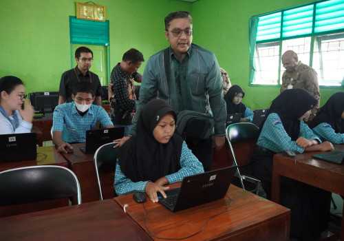 Komisi X DPR RI Monitoring Secara Langsung Pemanfaatan Bantuan Laptop Chromebook ke Sekolah-sekolah di Kendal